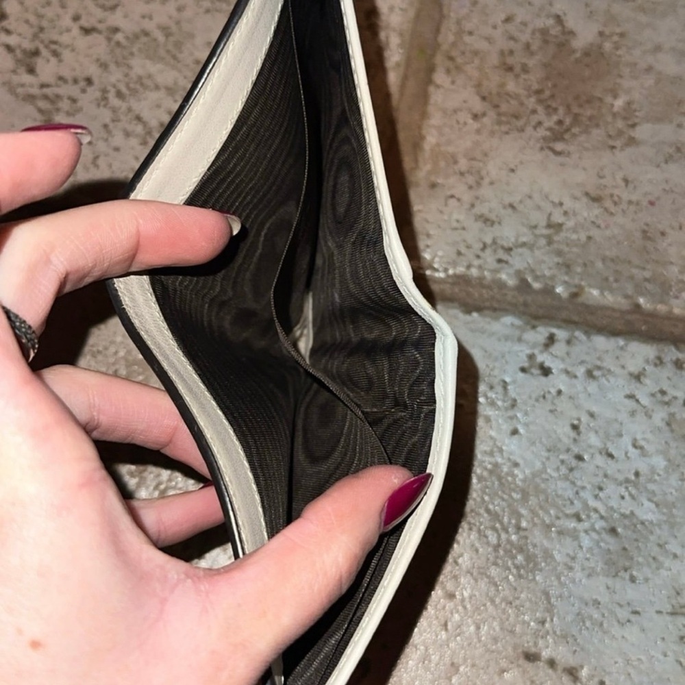 Gucci Embossed Cream Wallet - Picture 4 of 5